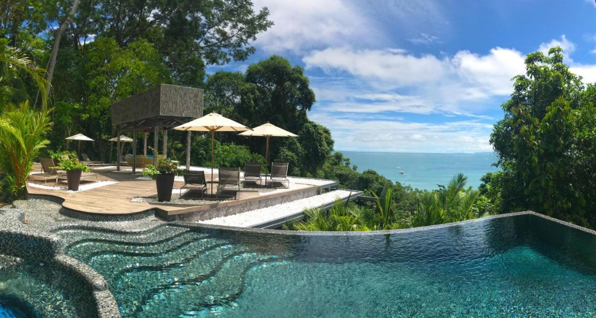 Oceanview infinity pool at Makanda by the Sea in Manuel Antonio
